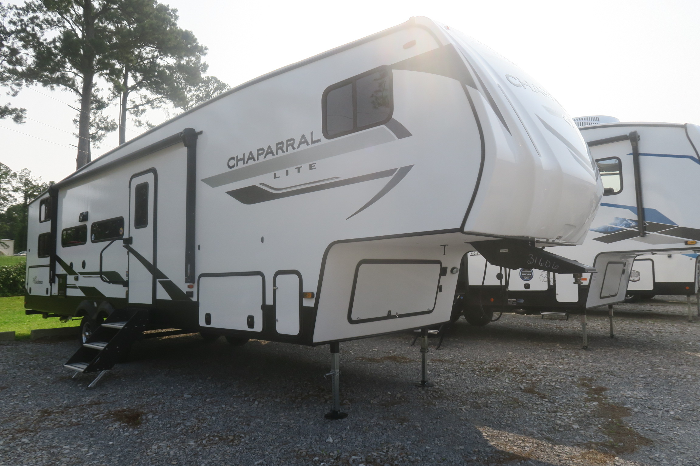 NEW 2024 CHAPARRAL LITE 274BH - Overview | Berryland Campers