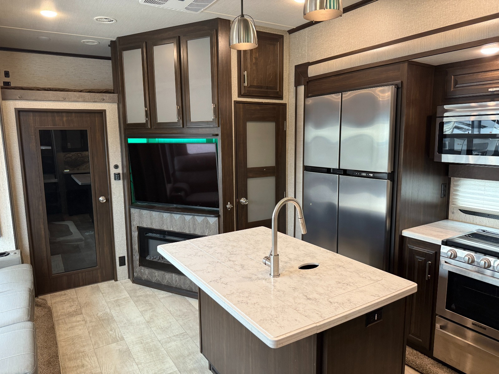 USED 2020 MOMENTUM 351M - Overview | Berryland Campers