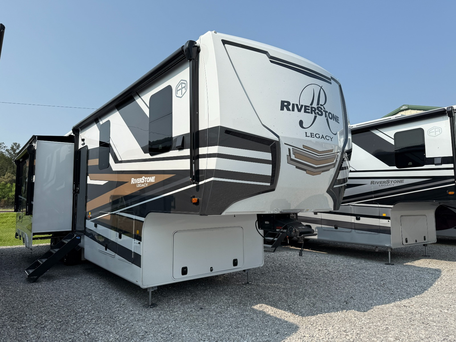 NEW 2025 RIVERSTONE LEGACY 44DBL - Overview | Berryland Campers