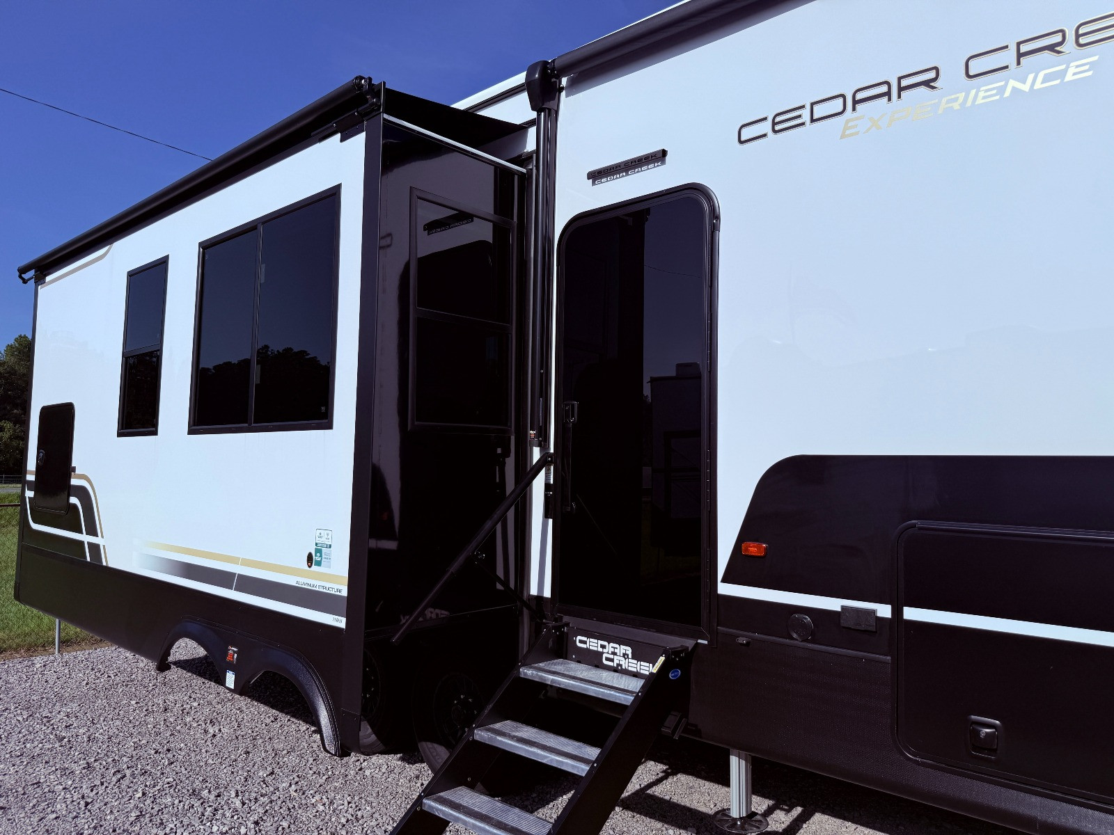 NEW 2026 CEDAR CREEK EXPERIENCE 39RKB - Overview | Berryland Campers