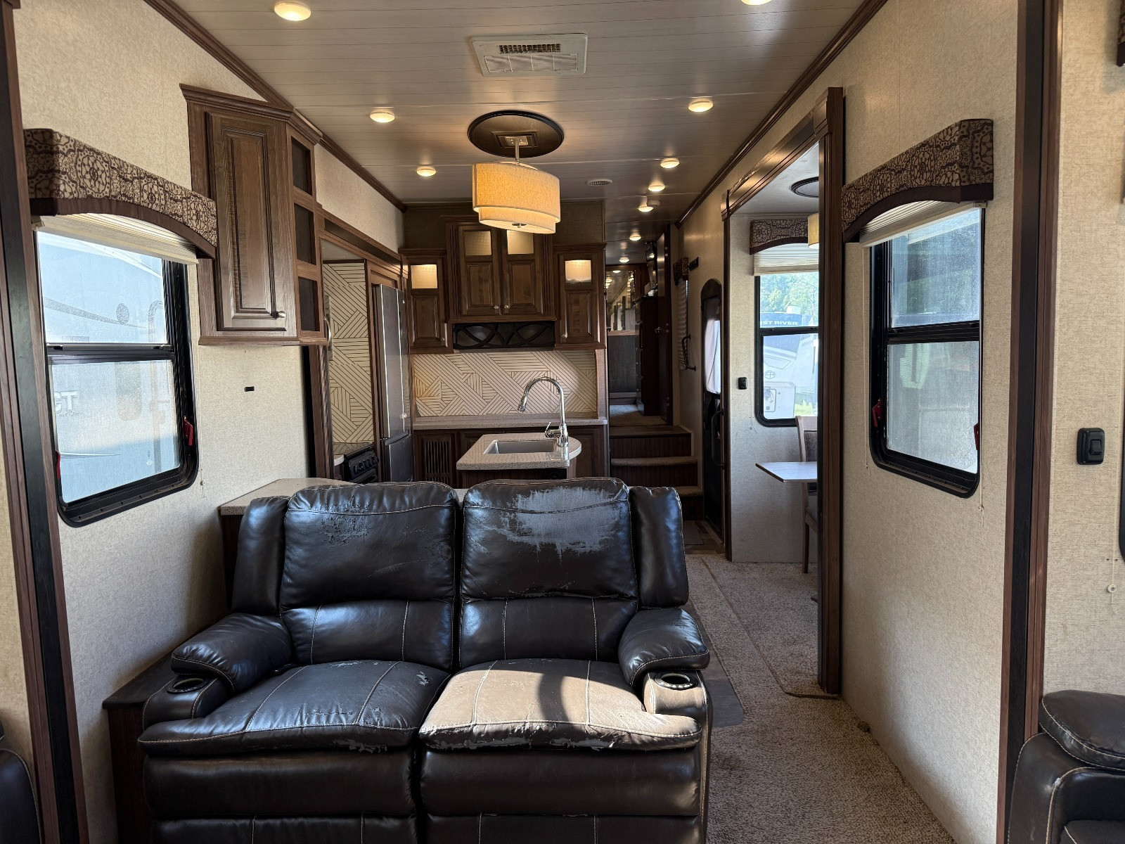 USED 2017 HEARTLAND OAKMONT 392RD - Overview | Berryland Campers