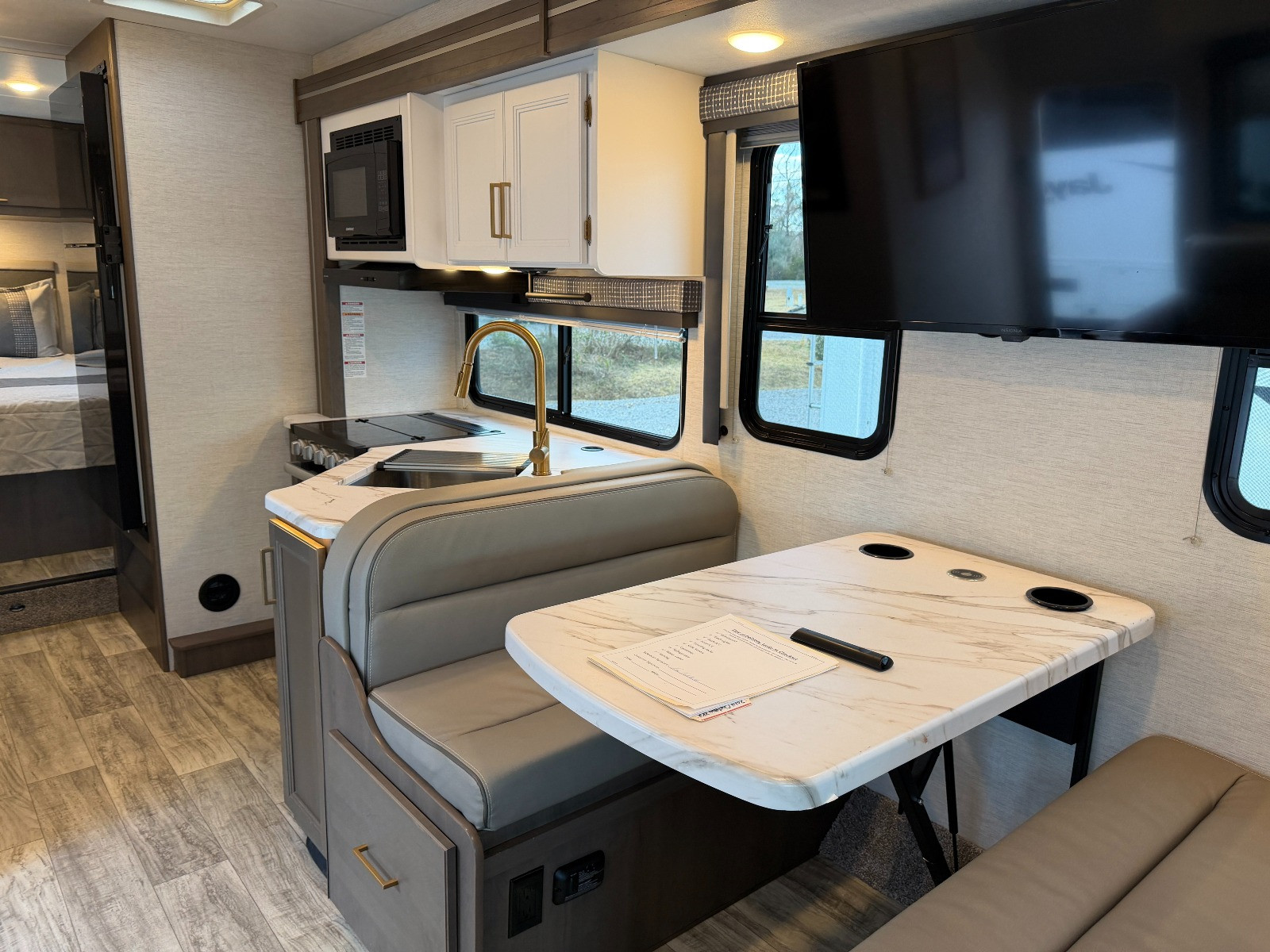 USED 2024 CHATEAU 28Z - Overview | Berryland Campers